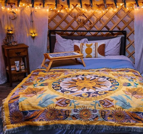 Mongolian yurt with Queen size bed and propane heater. Minimal electricity, lanterns provided.