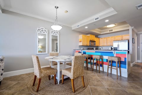 Dining Table & Kitchen Bar 