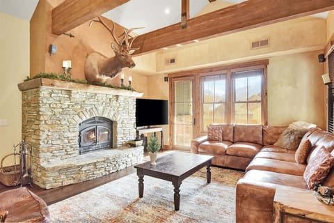 Living room wtih gas fireplace