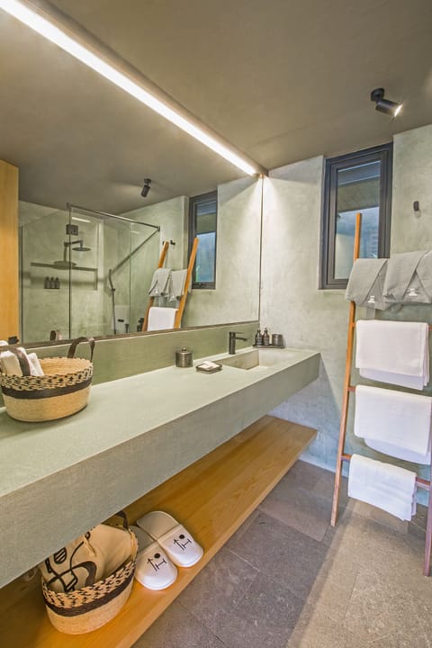 Shower, rainfall showerhead, free toiletries, hair dryer