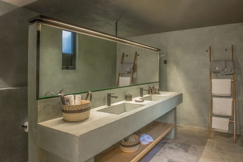 Premium Suite, King bed and Jacuzzi | 1 bedroom, premium bedding, down comforters, pillowtop beds