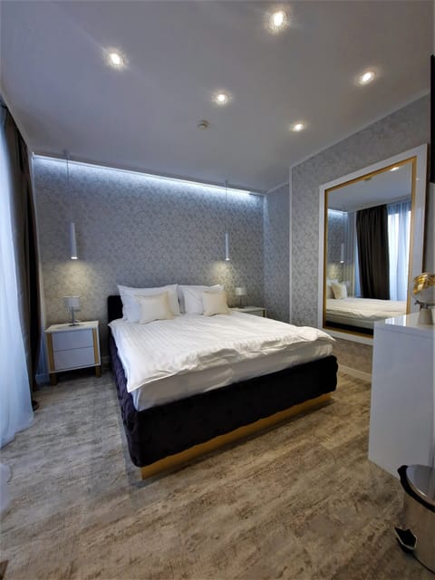 Deluxe Studio Suite | In-room safe, desk, laptop workspace, blackout drapes