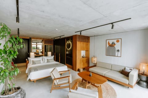 Premier Pool Suite King | Minibar, desk, laptop workspace, free cribs/infant beds