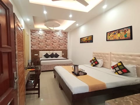 Family Room | Desk, laptop workspace, free WiFi