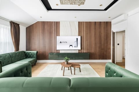 Living Room | A PS5 is also available, not the main feature of the flat, but a fun little bonus to keep the gentlemen happily occupied while the ladies enjoy some well deserved free time that perhaps can be spent wisely on shopping. 😉
