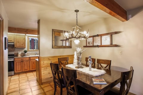 The dining space has seating for 6 and is conveniently located between the kitchen and living rooms