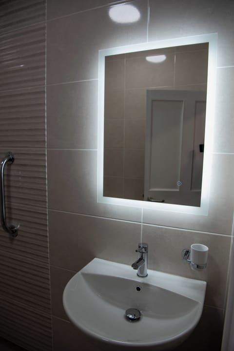 Standard Room | Bathroom | Shower, hair dryer, towels