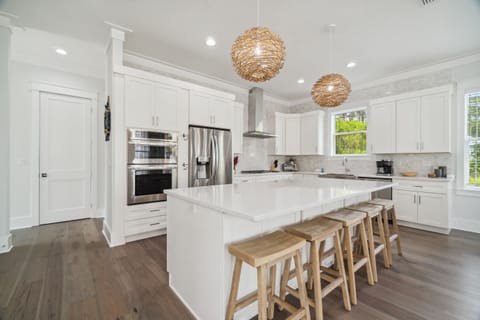 Full-size fridge, microwave, oven, stovetop