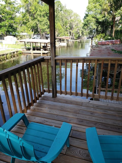 Great spot for morning coffee & evening cocktails (has picnic table too)