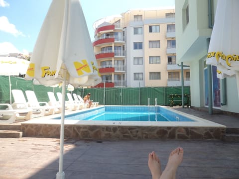 Seasonal outdoor pool, free cabanas, pool umbrellas