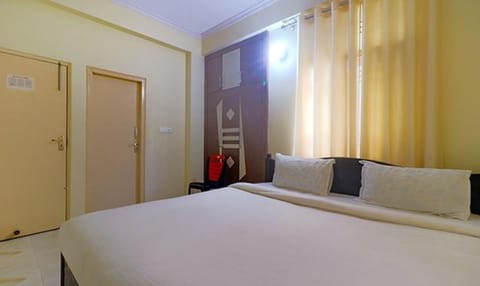 Deluxe Room | Egyptian cotton sheets, premium bedding, in-room safe, WiFi (free)