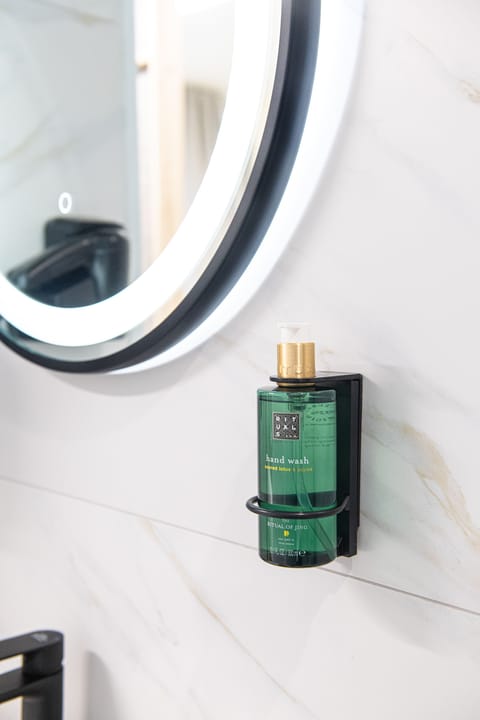 Double Room | Bathroom | Shower, rainfall showerhead, designer toiletries, hair dryer