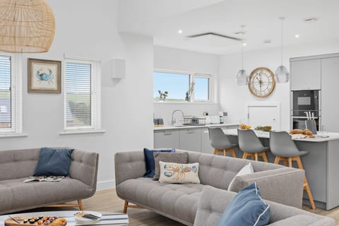 Living area and kitchen with views of the countryside - 7 The Vista, Willingcott