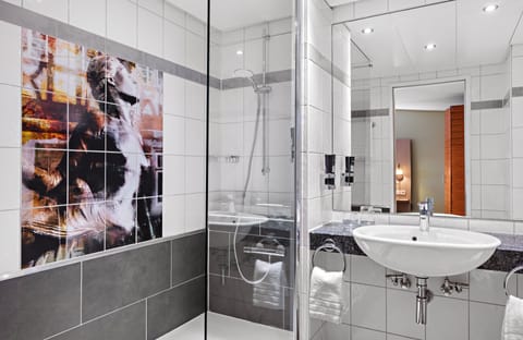 Deluxe Room | Bathroom | Shower, free toiletries, towels