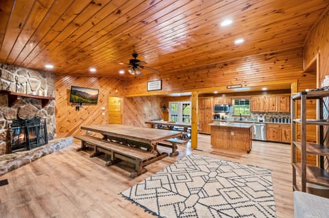 Ridgecrest Retreat's inviting dining area