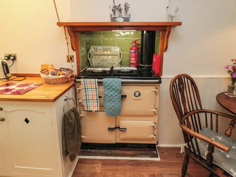Cottage | Private kitchen | Fridge, dishwasher, electric kettle, toaster