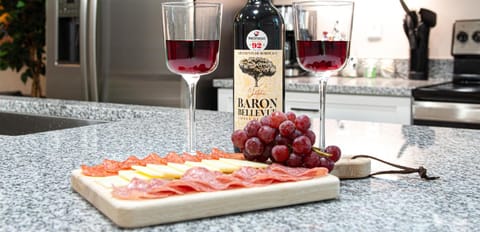 Asheville is a true foodie city! Whether you choose to enjoy takeout or cook with fresh ingredients from our local farmers markets, you'll have everything you need to savor a beautiful meal.