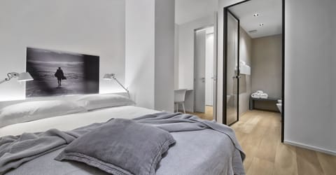 Design Double Room | Desk, laptop workspace, WiFi (free), bed sheets