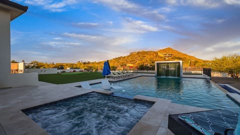 Bubbling spa & infinity pool glowing in Arizona's golden hour light