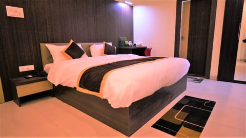Maharaja Suite Room | Desk, WiFi (free), bed sheets