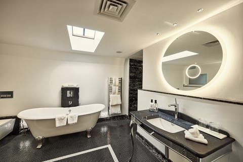 Superior Balcony | Bathroom | Free toiletries, hair dryer, soap, shampoo