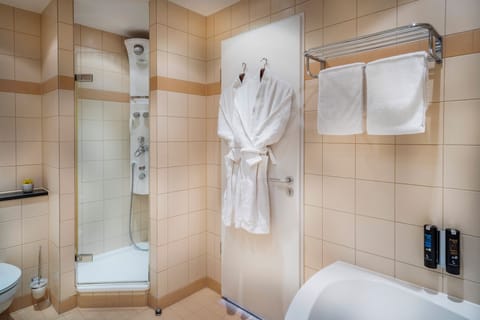 Bathtub, free toiletries, hair dryer, towels