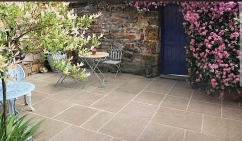 Stone Row, Skinningrove - Host & Stay