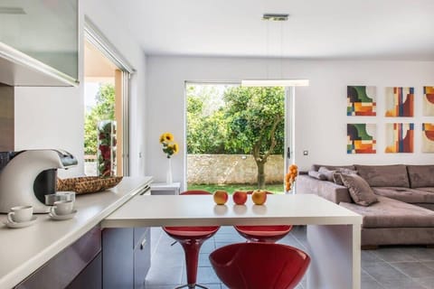 Functional Kitchen Ideal for Easy Dining