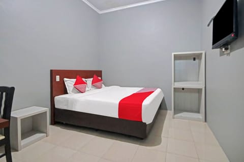 Laptop workspace, WiFi (free), bed sheets