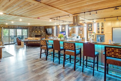 Dining Bar | Dishware/Flatware