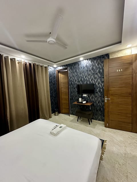 Egyptian cotton sheets, premium bedding, Select Comfort beds, desk