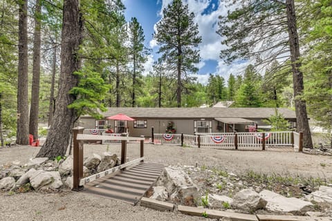 Cloudcroft Vacation Rental | 3BR | 2BA | Step-Free Access | 1,050 Sq Ft