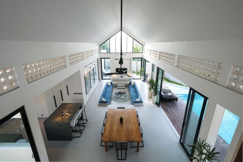 Villa, 4 Bedrooms | Dining room