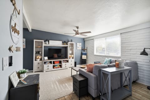 House, 4 Bedrooms | Living area | Smart TV