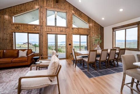 From both the dining and living areas, you can enjoy majestic mountain vistas.