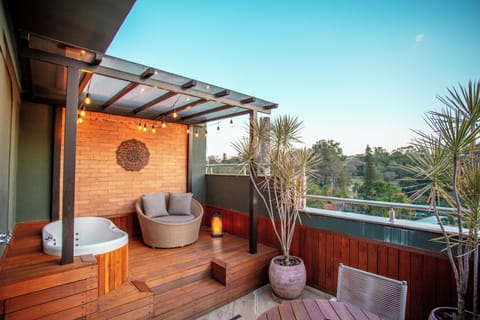 Bella Vista | In-room safe, laptop workspace, free WiFi, bed sheets