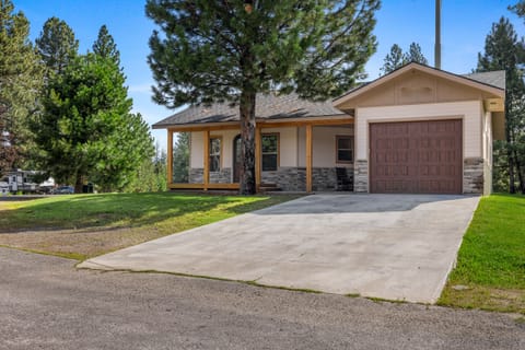 Front of the home - Bogie Bungalow near golf course in Cascade Idaho
