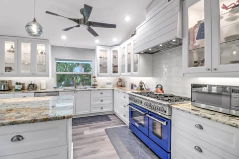 Imagine the meals you can serve your family, prepared in this dream kitchen!