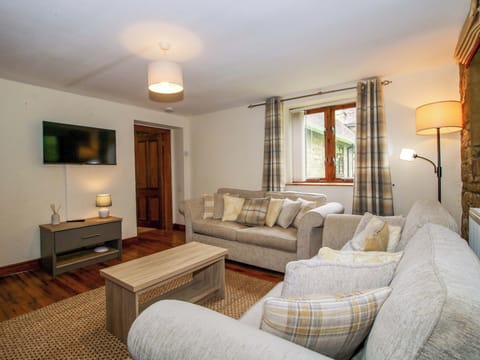 Cottage | Living area | Fireplace