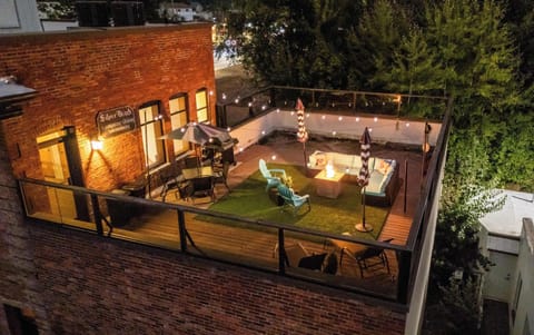 Spirit Lake’s only rooftop terrace ✨ Fire pit, lounge seating & views.