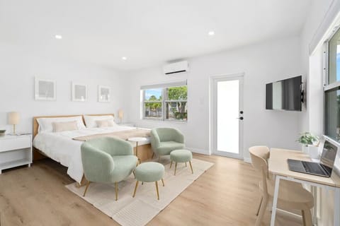 Bedroom / Living room with workspace area