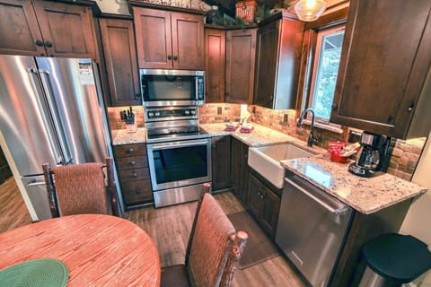 Condo, 1 Bedroom | Private kitchen | Fridge, oven, coffee/tea maker, toaster