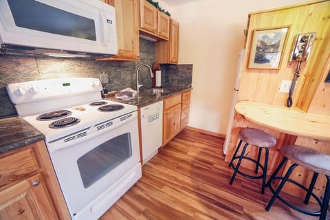 Studio | Private kitchen | Fridge, oven, coffee/tea maker, toaster