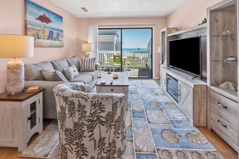 Condo, 3 Bedrooms | Living area