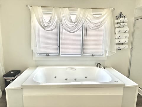 Luxury Double Room, Ensuite (Paris Suite) | Indoor spa tub