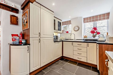 Nepenthe Kitchen - StayCotswold