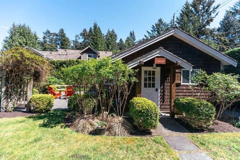 Sit Back & Watch Waves at Rathtrevor Cottage Bed and Breakfast in Parksville