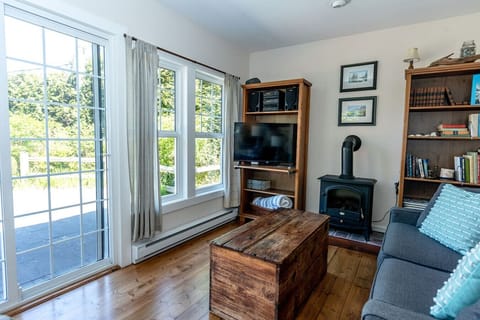 Sit Back & Watch Waves at Rathtrevor Cottage Bed and Breakfast in Parksville