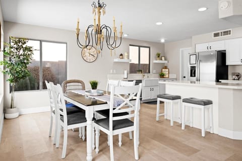 Dining area with seating for 6