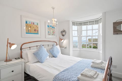 King Size Bed, Bedside Table, Lamps, Sea View-Good Day Sunshine